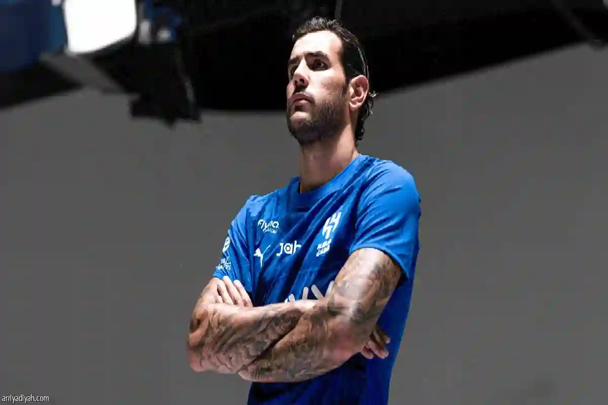الفرنسي ثيو هيرنانديز بقميص فريق الهلال.