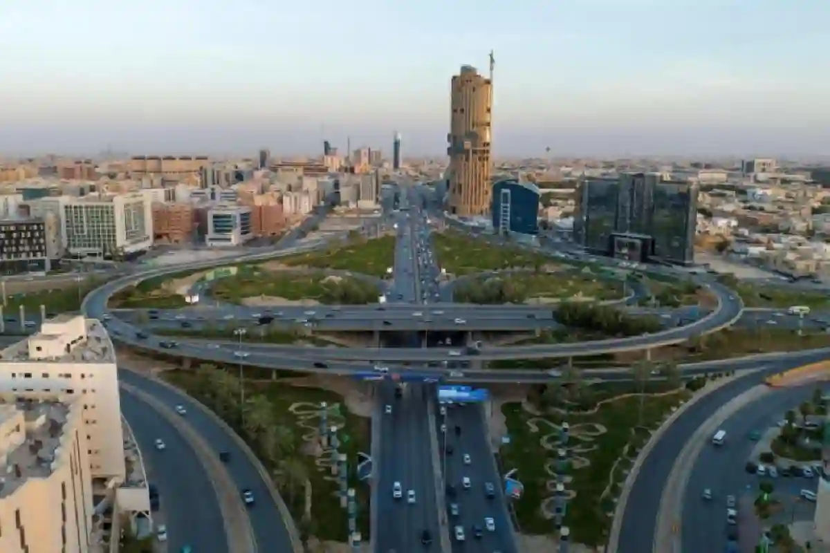 معالجة 17 موقعًا مروريًا في الشفاء بالرياض.