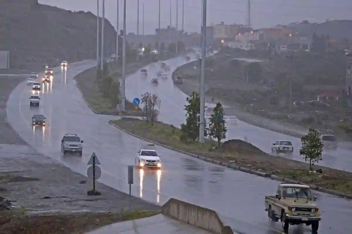أمطار رعدية متوسطة ورياح سطحية مثيرة للأتربة