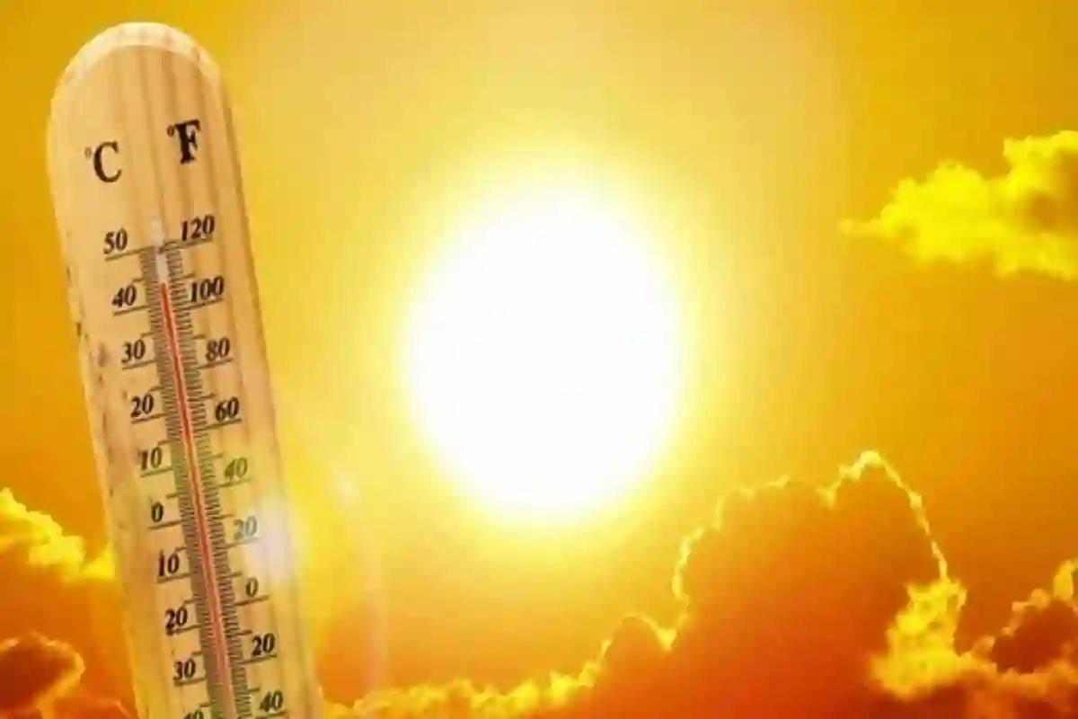طقس شديد الحرارة وغبار كثيف يضرب المملكة ويحجب الرؤية بعدة مناطق.
